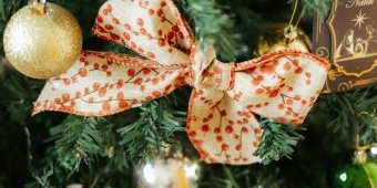 Antirepot dan Mudah! Ide 12 Hiasan Natal Sederhana ini Cocok Dipasang di Rumah