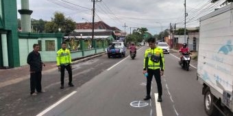 Pemotor Tewas Usai Tabrak Minibus di Jalan Raya Gapura Sumenep