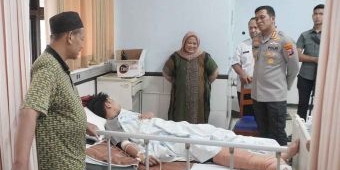 Kapolresta Sidoarjo Jenguk Santri Ponpes Al Khoziny di RSUD R.T. Notopuro