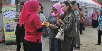 Istri Kapolres Borong Makanan Khas Ngawi saat Kunjungi Pameran UMKM