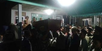 Tangis Keluarga Pecah saat Jenazah Kakak Beradik Korban Musala Runtuh PP Al Khoziny Tiba