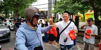 Formagam dan Anggota DPRD Fraksi PKB Gresik Bagikan Ribuan Takjil ke Pengendara