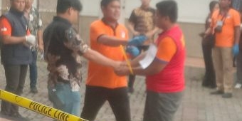 Rekonstruksi Pembunuhan Satpam di Surabaya Ungkap Motif Pelaku Pakai Pinjol Atas Nama Korban