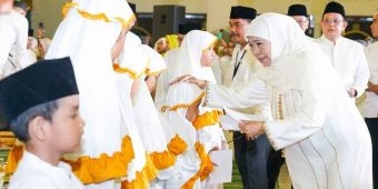 Gubernur Khofifah Bersama Ribuan Masyarakat Peringati Nuzulul Quran di Masjid Al Akbar Surabaya