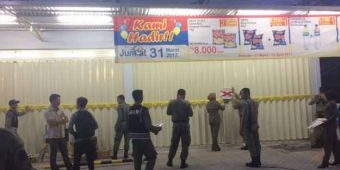 Tak Kantongi Izin, Dispol PP Gresik Segel Indomaret Kedanyang