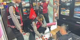 Razia Pekat, Polres Probolinggo Tangkap Penjual Miras Ilegal dan Amankan Belasan Botol