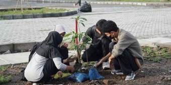 Gugur Gunung 8.0, Mahasiswa hingga Alumni ITS Tanam 2.100 Pohon