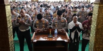 Polda Jatim Gelar Salat Gaib, Doakan Korban Banjir Bandang dan Longsor Sumatra