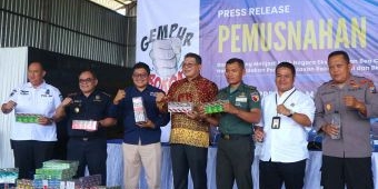 Pemkab Malang bersama Bea Cukai Musnahkan Hasil Penindakan Rokok Ilegal dan MMEA