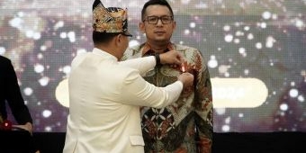 ​Perkuat Sinergi dengan Pemkot Batu, Pj Wali Kota Mojokerto Terima Tanda Jasa