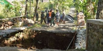 Jembatan Desa Sidorejo Nganjuk Putus, Anggota Koramil Bantu Perbaikan