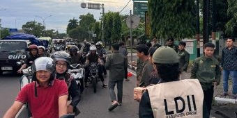 Pengguna Jalan hingga Ojol Serbu Aksi Bagi Takjil Pemuda LDII Gresik
