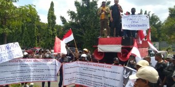 Usai Trosobo, Dugaan Pungli PTSL Terjadi di Desa Banjarkemantren, Massa Gruduk Kejari Sidoarjo