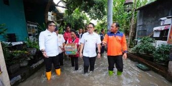 Gerak Cepat Tinjau Banjir di Mojokerto, Pj Gubernur Jatim Jamin Kebutuhan Dasar Korban Bencana