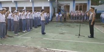 Peringati Hardiknas, Perwira Polres Ngawi Jadi Pembina Upacara di 19 Sekolah