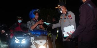Jelang Nataru, Polresta Sidoarjo Bagikan Masker pada Pengguna Jalan
