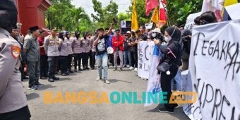 Aliansi Mahasiswa Geruduk Kantor DPRD Nganjuk, Tuntut Cabut UU TNI