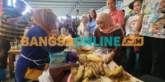 Blusukan di Pasar Atom, Khofifah Borong Jajanan Tradisional dan Gelar Cek Kesehatan Gratis