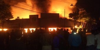 Kios dan Toko Pasar Pon Trenggalek Ludes Terbakar