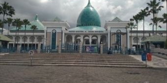 Tutup Sementara untuk Umum, Masjid Al-Akbar Surabaya Gelar Jumatan hanya untuk Internal