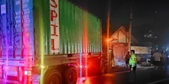 Mendadak Oleng, Truk Hantam Motor Parkir hingga Bangunan di Sukorejo Pasuruan