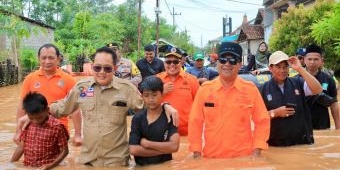 Pantau Banjir di Grati Pasuruan, Pj Gubernur Jatim Salurkan Bantuan dan Pastikan Hal ini