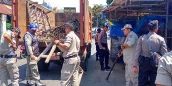 Satpol PP 'Bersihkan' Lapak PKL di Alun-alun Kota Batu, Pedagang Sebut tak Ada Pemberitahuan