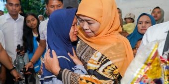 Khofifah Takziyah ke Rumah Duka Daris di Situbondo, Saksi Paslon yang Meninggal Dunia Usai Betugas