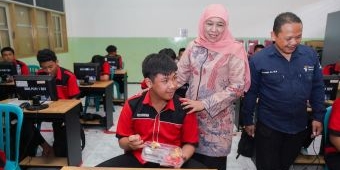 Khofifah Tinjau Pelaksanaan MBG Perdana Jenjang Pendidikan Menengah di Surabaya