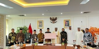 zayed-foundation-serahkan-bantuan-rp33-miliar-untuk-162-jemaah-haji-indonesia