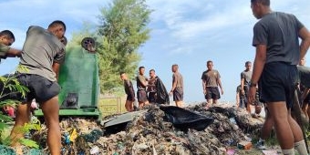 550 Prajurit Yonif TP Sunan Bonang Bersih-Bersih Pantai Boom