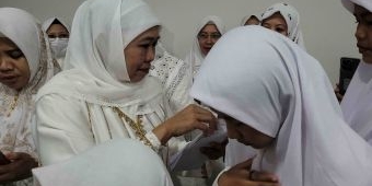 khofifah-santuni-1-200-anak-yatim-kiai-asep-berharap-kongres-xviii-muslimat-nu-lancar