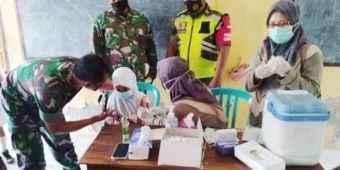 Babinsa Bancar dan Bidan Desa Bogorejo Tuban Blusukan ke Sekolah Sukseskan Vaksinasi Anak