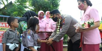 Kapolres Ngawi Bersama Ketua Bhayangkari Kunjungi di TK dan Bagikan Paket Sembako Kepada Warga