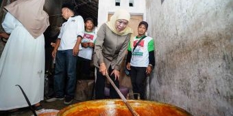 Kunjungi Rumah Industri Gula Merah di Candipuro Lumajang, Khofifah Siap Fasilitasi Replanting Kelapa