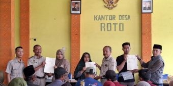 BPN Kabupaten Probolinggo Serahkan Sertifikat PTSL ke 300 Warga Desa Roto