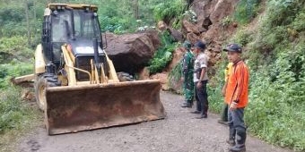 Seluruh Elemen di Ngrayun Ponorogo Sinergi Bersihkan Jalan dari Tanah Longsor