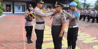 Kapolres Ngawi Pimpin Upacara Kenaikan Pangkat Pengabdian Wakapolsek Kwadungan