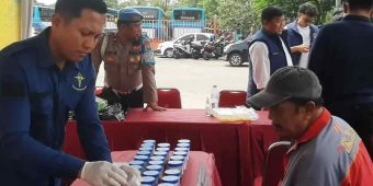 Jelang Nataru Puluhan Sopir di Terminal Purabaya Jalani Tes Urine