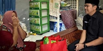 Tangis Haru Warnai Kunjungan Zaini ke Rumah Istri Almarhum Ketua PAC PDIP di Pohjentrek