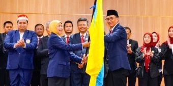 Khofifah Lantik Pengurus Ika FH Unair, Ajak Alumni Buka Akses Magang dan Jejaring bagi Mahasiswa