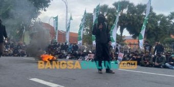 Seruan Aliansi 'Warga Sipil Surabaya' Tolak UU TNI di Grahadi: Tak Ingin Fasisme Seperti Orde Baru