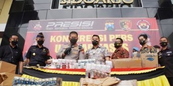 Polisi Ungkap Rumah Pengepakan Rokok Tanpa Pita Cukai Bernilai Ratusan Juta Rupiah di Sidoarjo