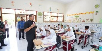 Pj Aries Keliling Sekolah di Kota Batu, Pantau Uji Coba Makan Siang Bergizi Gratis