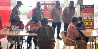 Polresta Sidoarjo Gencarkan Imbauan Prokes dan Vaksin di Mal saat Libur Imlek 