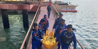 Satpolairud Gresik Evakuasi Mayat Lansia di Dermaga Petrokimia