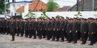 74 Personel Polres Pamekasan Terima Satyalancana Pengabdian