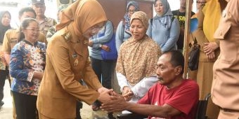 Dorong Semangat dan Kualitas Hidup Warga, Wali Kota Kediri Serahkan Alat Bantu Disabilitas