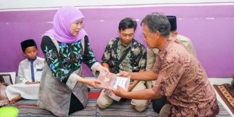 Gubernur Khofifah Takziah dan Serahkan Santunan Keluarga Korban Kecelakaan Bus di Jalur Bromo