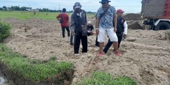 Saluran Irigasi Ditutup Pengembang, 1 Hektare Sawah di Mimbaan Situbondo Terancam Tidak Terairi